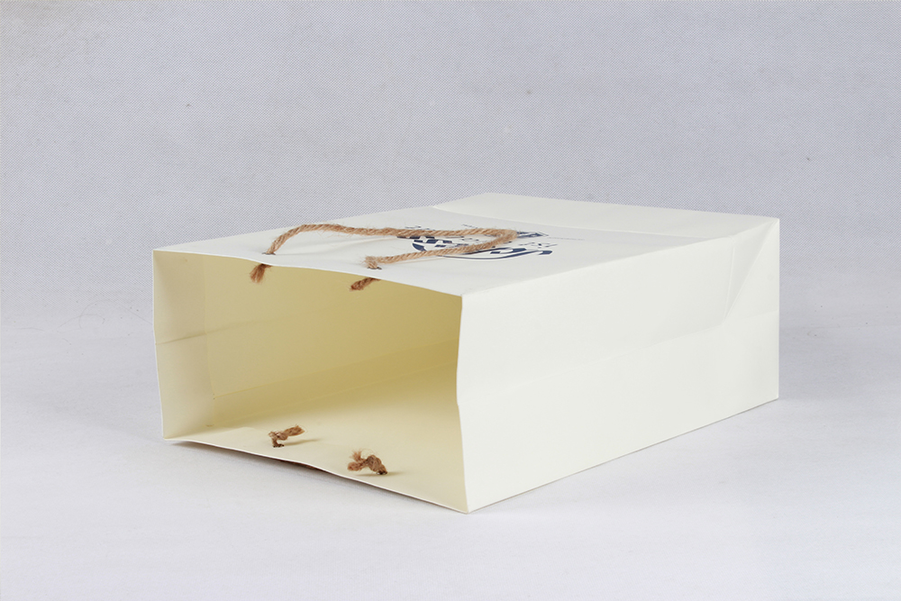 高檔白色字母銅版紙袋 高檔白色字母銅版紙袋