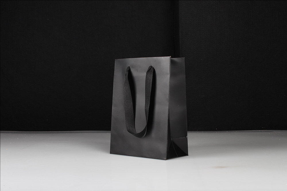 中號簡約型黑色白卡紙袋 中號簡約型黑色白卡紙袋