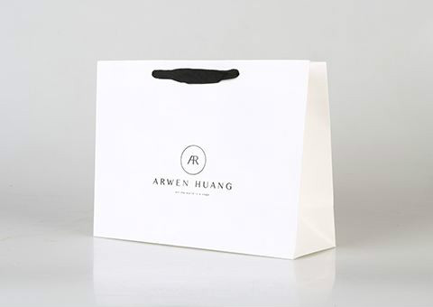 印刷白卡紙袋時(shí)，一定要覆膜嗎？