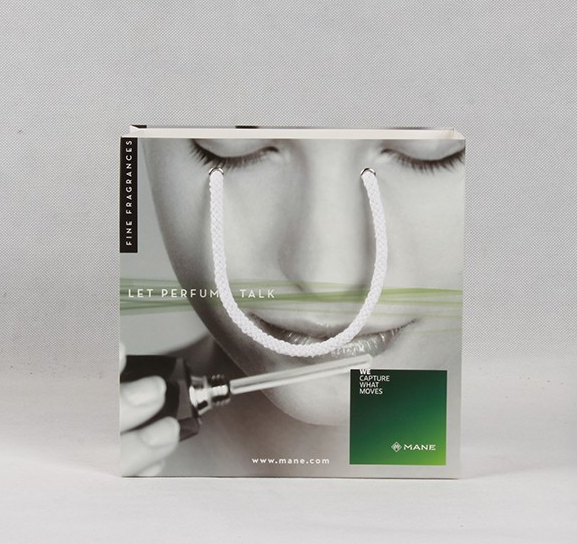 禮品紙袋設(shè)計定制，對于禮品贈送有什么好處？